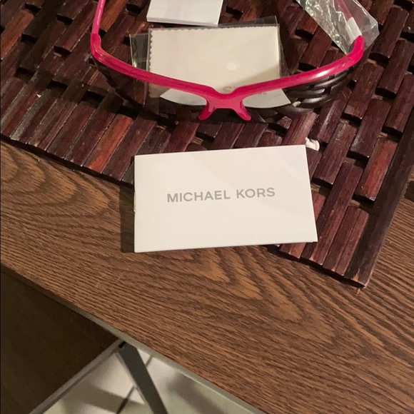 Original and new Michael Khors sunglasses - Picture 8 of 8